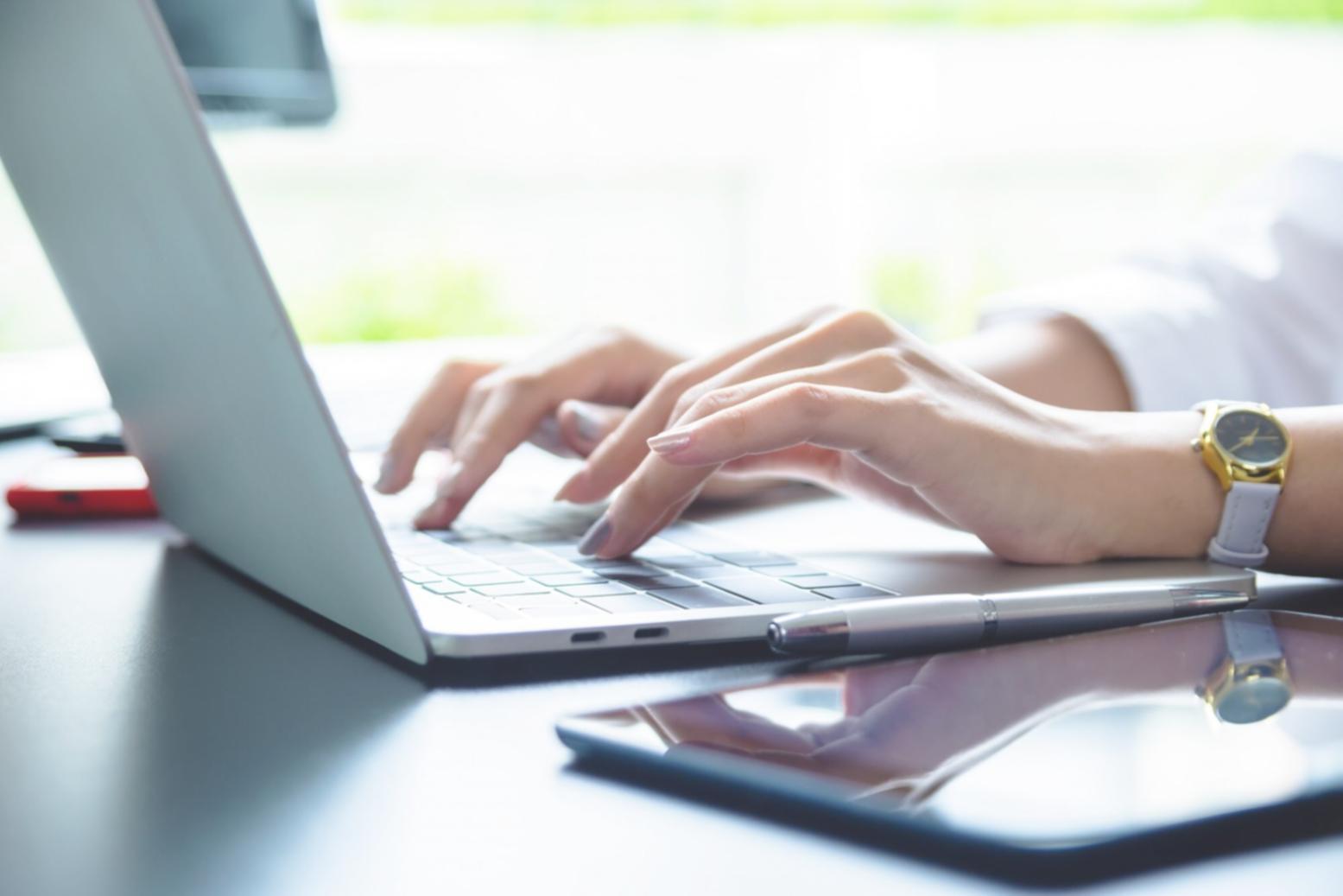 Sessione di training neuropsicologico in ambiente moderno e tecnologico