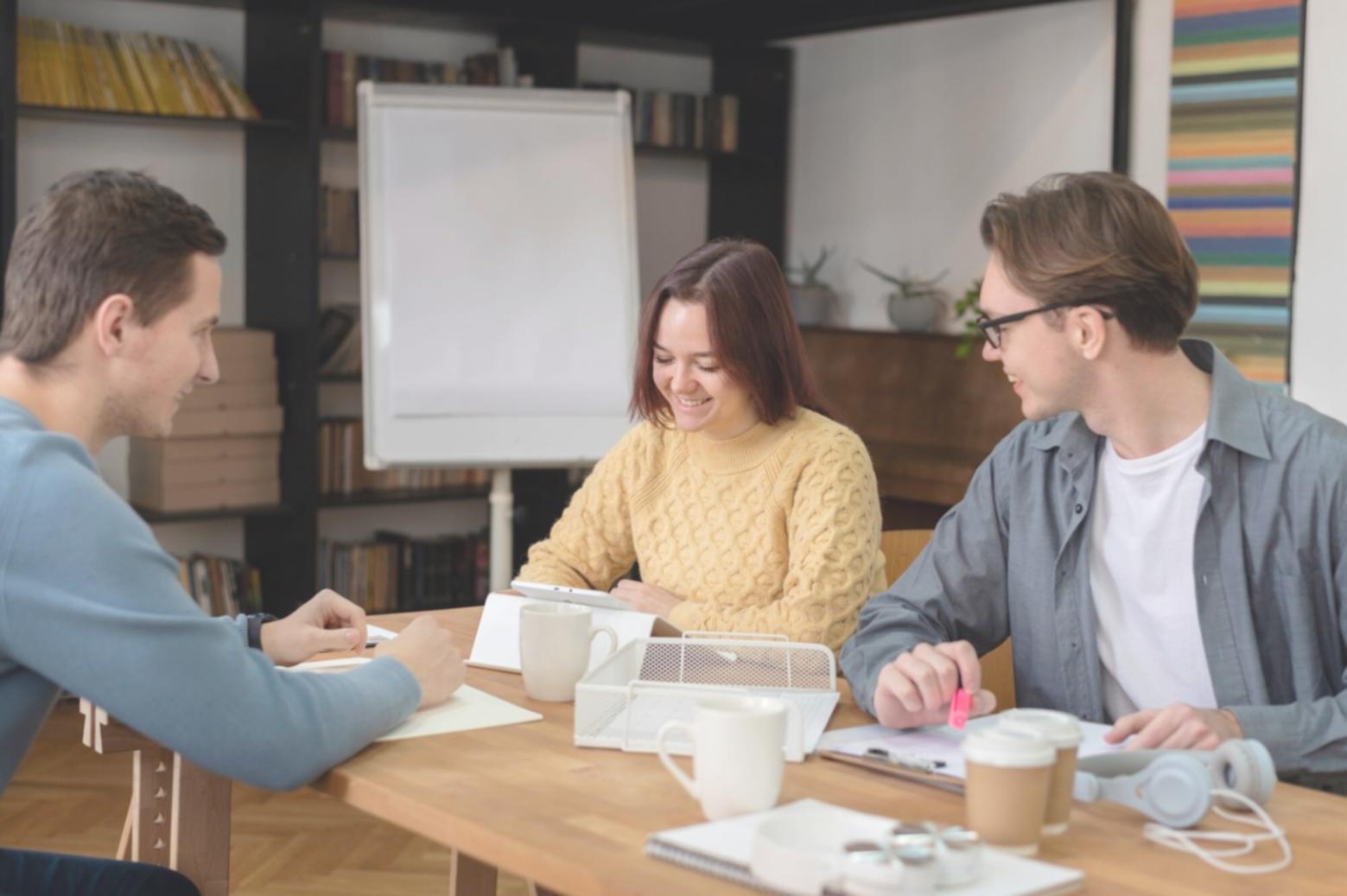 Ricercatrice analizza dati neuropsicologici su schermo computerizzato